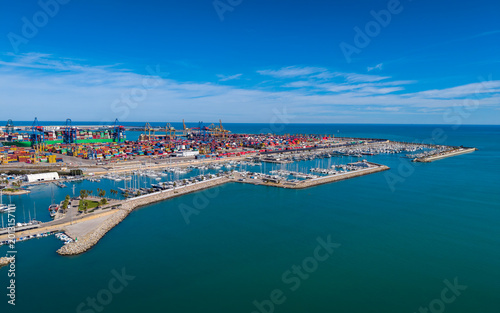 Foto Aerial view of a large Spanish container port with colorful stacked shipping con
