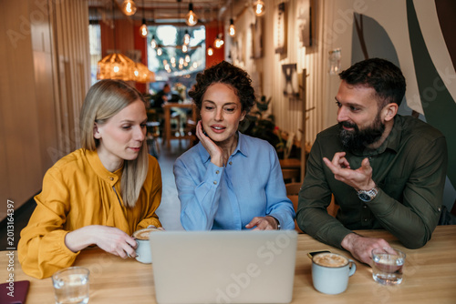 Obraz na plátně Business people having a casual meeting in a cafe