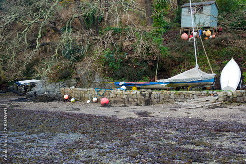 Foto Idyllic rural scenery at English ria of Helford River on a winter day