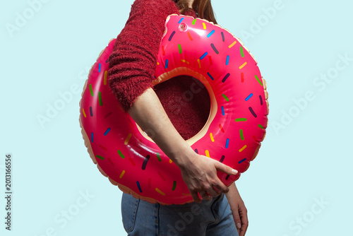 Εκτύπωση καμβά Faceless person carrying pink rubber ring for summer vacation or planning travel