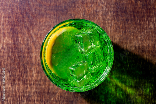 Bild auf Leinwand Refreshing green soda with ice and lemon top view