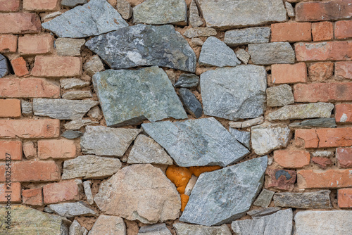 Foto Rough cut stones and bricks in a wall.