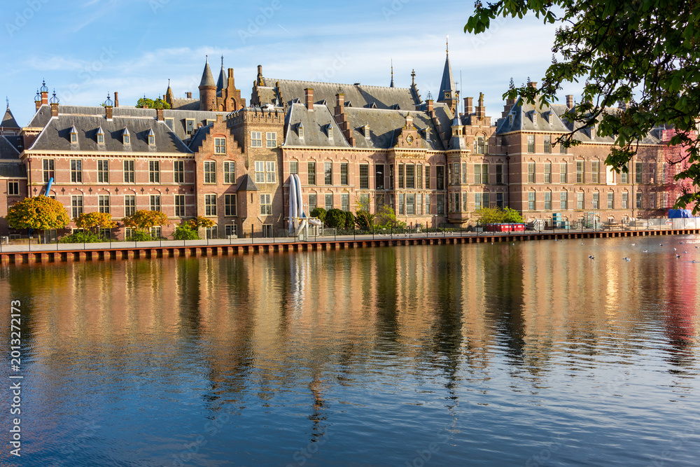 Obraz premium Binnenhof palace (residence of Prime Minister and Dutch parliament) at Court pond (Hofvijver), Hague, Netherlands