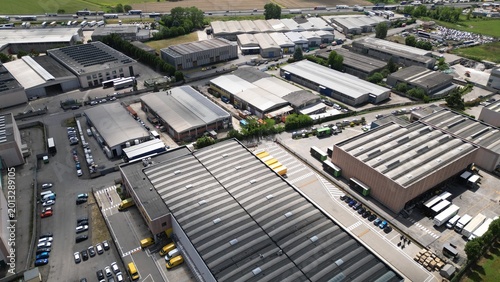 Canvas-taulu Industrial Landscape: An expansive aerial view showcases a bustling industrial park, its diverse buildings and facilities a testament to modern industry