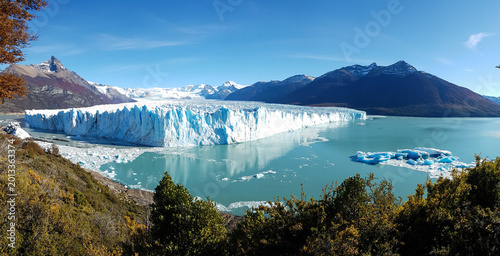 Obraz na płótnie Majestic Perito Moreno Glacier face reflecting in Lake Argentino, Patagonia