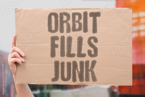 Foto "Orbit Fills Junk" Thousands of defunct satellites now threaten operational spacecraft safety
