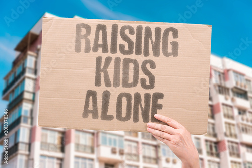 Schilderij op canvas "Raising Kids Alone" Single and partnered parents alike cite critical support deficits