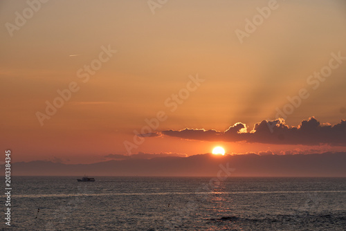 【南知多】海上の雲の間に沈むオレンジ色の夕日