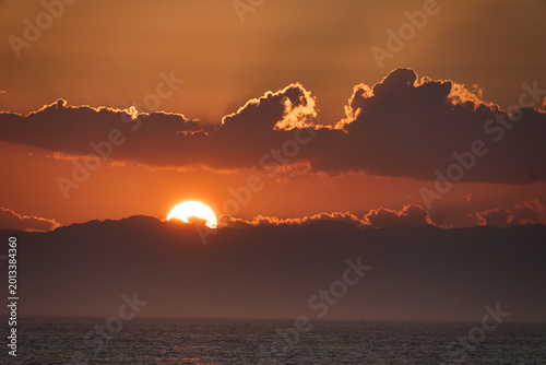 【南知多】海上の雲の間に沈むオレンジ色の夕日