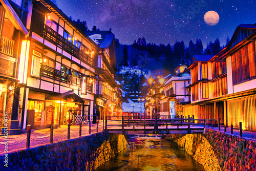 冬の銀山温泉の美しい夜景
