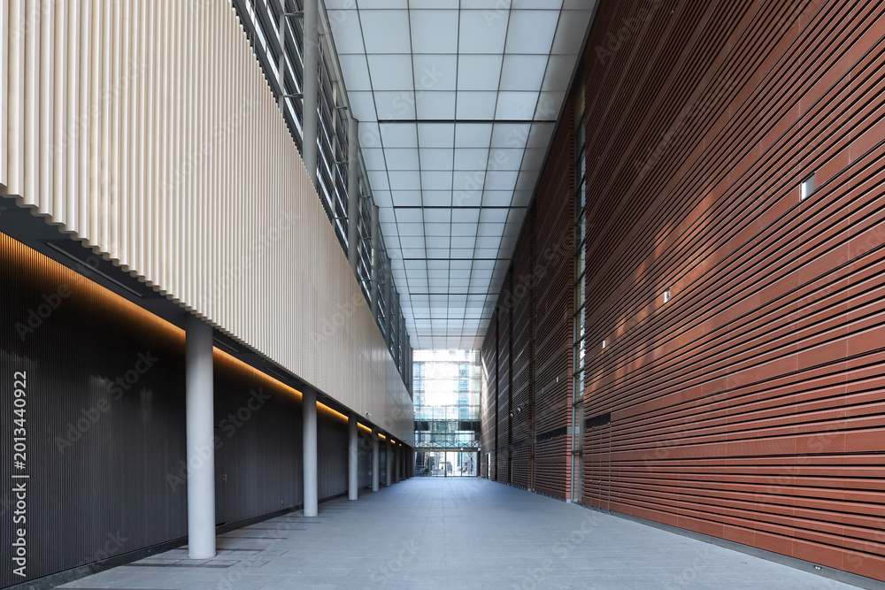 Fototapeta premium モダンなビルの屋内通路 奥行きのある幾何学的な建築