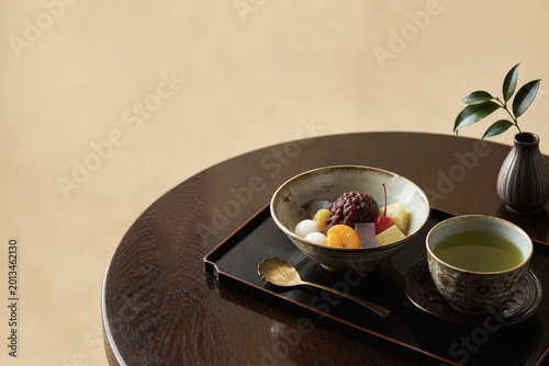 茶房のレトロで上品なあんみつと緑茶セット