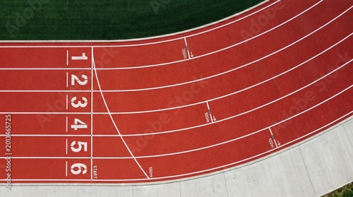 Fotografía Top view of red running track with numbered lanes from one to six