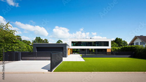 Quadro su tela Modern luxury residence with clean lines and lush green lawn modern house real e