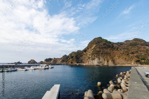 朝の中木港の風景。
防波堤には漁船が停泊している。
中木浜の美しい青い海とダイナミックな地形と地層。
火山の溶岩が冷えて形成された柱状節理が良く観られる。
ヒリゾ浜南伊豆町中木
静岡県伊豆半島-2025
日本有数のシュノーケリングスポット。
夏の数カ月間だけ渡し船で行ける。
水質透明度魚影が素晴らしい。
