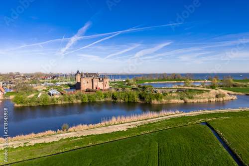 Foto Aerial landscape of Dutch polders and Muiderslot Castle in the distance with the