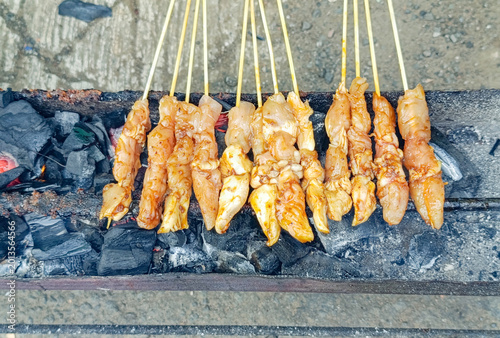 Foto Skewered Chicken Grilling Over Charcoal
