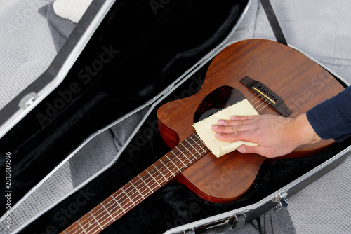 Εκτύπωση καμβά Hand cleaning acoustic guitar body with microfiber cloth