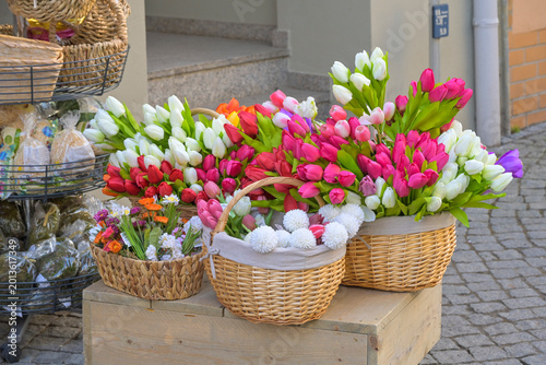 Körbe, künstliche Blumen, Tulpen, Blumenladen, Greifswald, Mecklenburg-Vorpommern, Deutschland