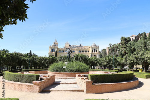 Foto The Biznaguero sculpture in the Pedro Luis Alonso garden in Malaga, Andalusia, S