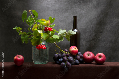 Cuadro en lienzo Still life with ripe grapes and red viburnum branches
