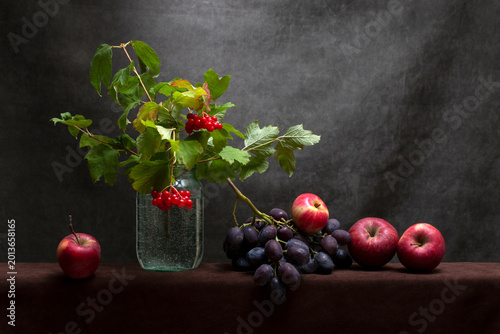 Quadro su tela Still life with ripe grapes and red viburnum branches