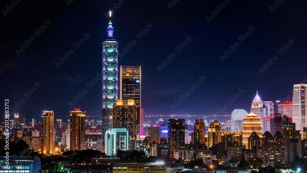 Fototapeta premium Taipei 101 Skyscraper and Modern City Skyline at Night with Illuminated Buildings