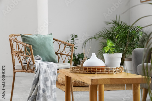 Tray with air humidifier an...