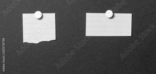 Cuadro en lienzo Pinned ruled paper notes attached to a bulletin board with pin or thumbtack, bla