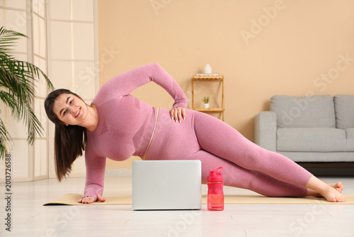 Sporty plus size woman trai...