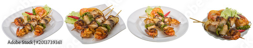 Photos Delicious grilled seafood skewers featuring shrimp and fish with fresh vegetables, an appetizing culinary photograph
