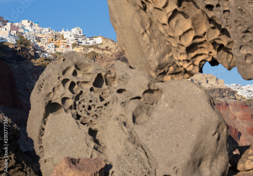 Obraz na plátně Santorini - The look to Oia across the big pumice boulders.