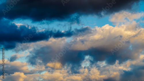 Photos Coucher de soleil dans un ciel nuageux