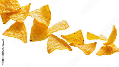 Foto Isolated crispy golden seasoned tortilla chips flying through the air, delicious