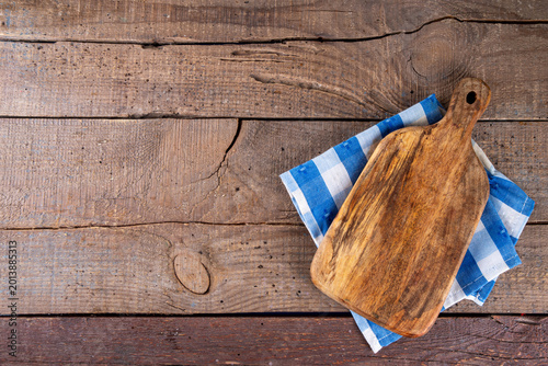 фотографія Cooking, culinary background with wooden cutting board, white ceramic plate, linen napkin