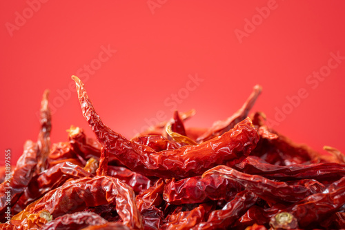 Foto Pile of dried bird chilies on red background, Thai food ingredient
