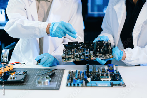 Foto Showcasing expert computer hardware assembly and hard drive installation with precision and advanced technology for IT and electronics enthusiasts