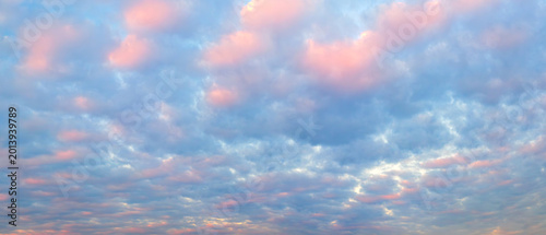 Valokuva Soft pink and purple hues fill the sky at sunset