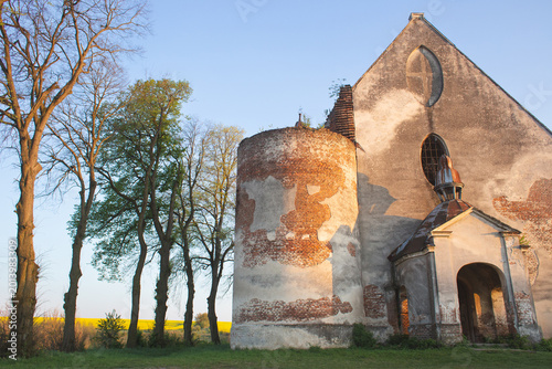 Billede på lærred Ruins of the historic Mary Magdalene Roman Catholic Church in Vovkiv under a sof