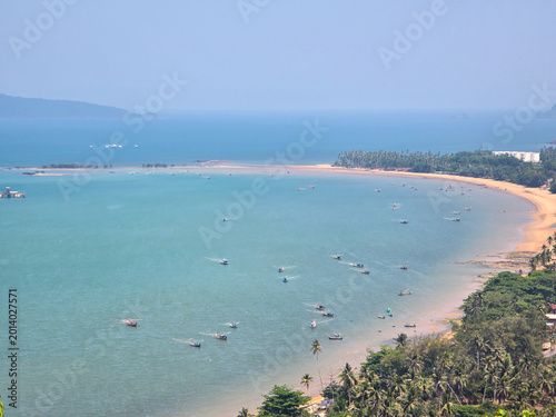 Quadro em tela Peaceful coastal landscape featuring beautiful blue ocean water sweeping sandy b