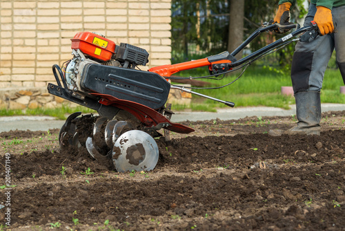 Canvastavla A powerful gasoline-powered tiller or walk-behind tractor is used for spring soil preparation