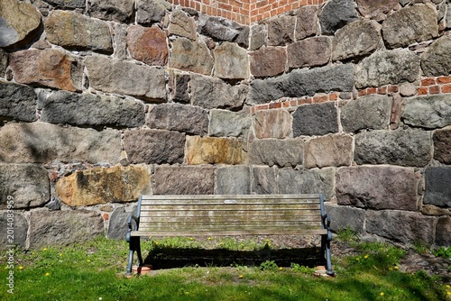 Bank vor Kirchenmauer