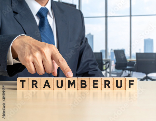 Traumberuf - Geschäftsmann zeigt auf den Text 