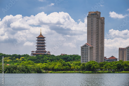 Foto A Harmonious Landscape of an Ancient Pagoda and Modern Skyscrapers by the Lake
