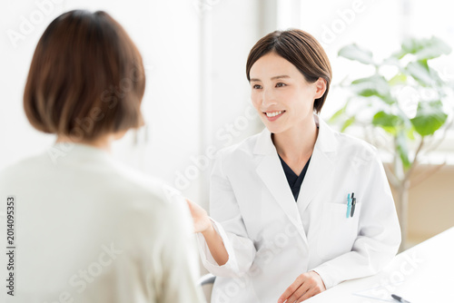 Tableau sur toile 白衣を着て笑顔で説明する女性医師・カウンセリング風景