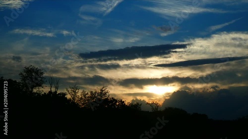 暗闇が迫る夕暮れの光景
