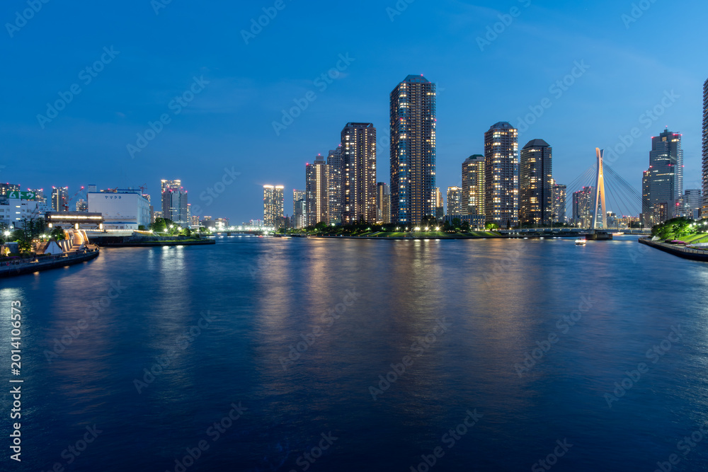 Obraz premium 東京の夜景と高層ビル群と川のリフレクション