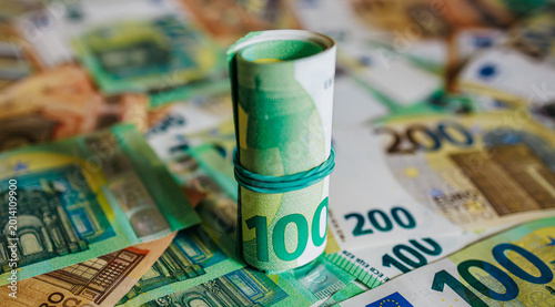 Canvastavla Euro cash background with mixed denominations including 100 and 200 euro notes
