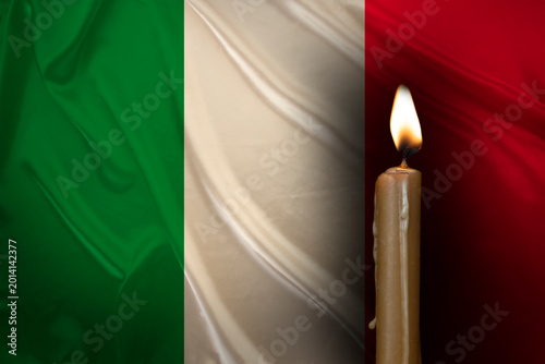 Cuadro en lienzo mourning candle burning front of flag Italy, memory of heroes served country, gr