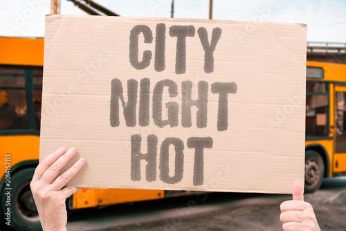 Fotografia "City Night Hot" Urban areas retain daytime heat without meaningful cooling
